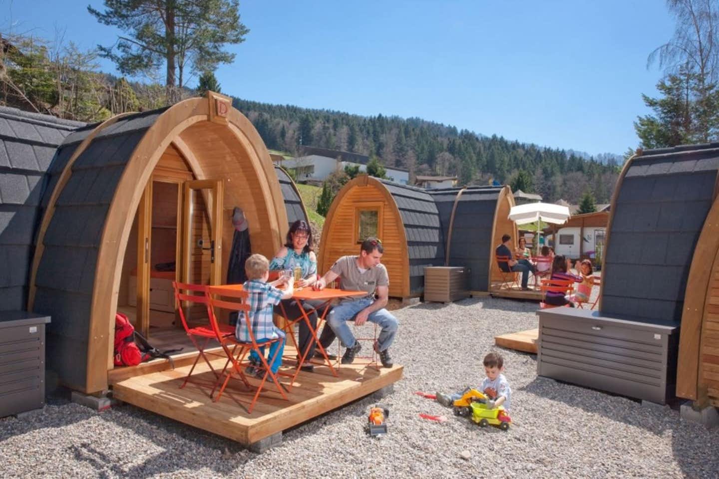 Camping Atzmännig - Glamping Pods auf dem Campingplatz mit Familien davor