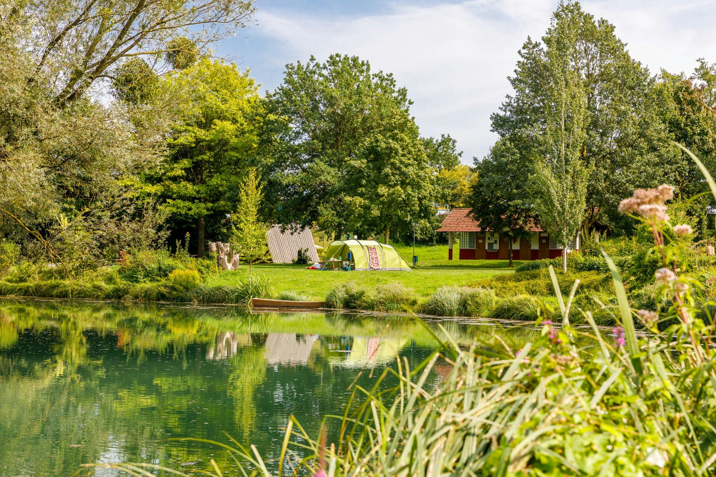 Camping Au an der Donau - Blick auf den Zeltplatz über den Naturweiher