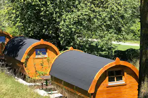 Camping Au an der Donau - Holz Schlaffässer auf dem Campingplatz