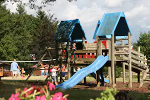 Camping Au Bois Joli - Spielplatz vom Campingplatz mit Rutsche
