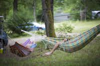 Sites et Paysages Au Bois Joli - Campinggäste auf Hängematte