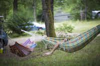 Sites et Paysages Au Bois Joli - Campinggäste auf Hängematte