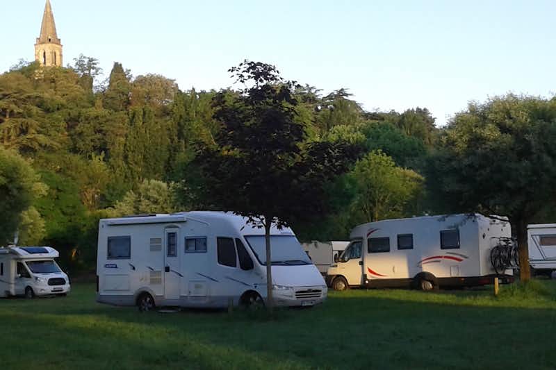 Camping Au Bord de Loire -  Wohnmobilstellplätze auf dem Campingplatz