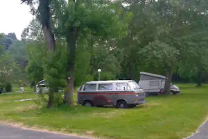 Camping Au Bord de Loire - Wohnwagen- und Zeltstellplatz unter Bäumen auf dem Campingplatz