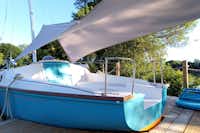 Camping Au Bord de Loire - Entspannungsbereich mit einem Boot gebaut