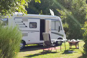 Camping Au Clos de la Chaume- Camper sitzen vor dem Wohnmobil