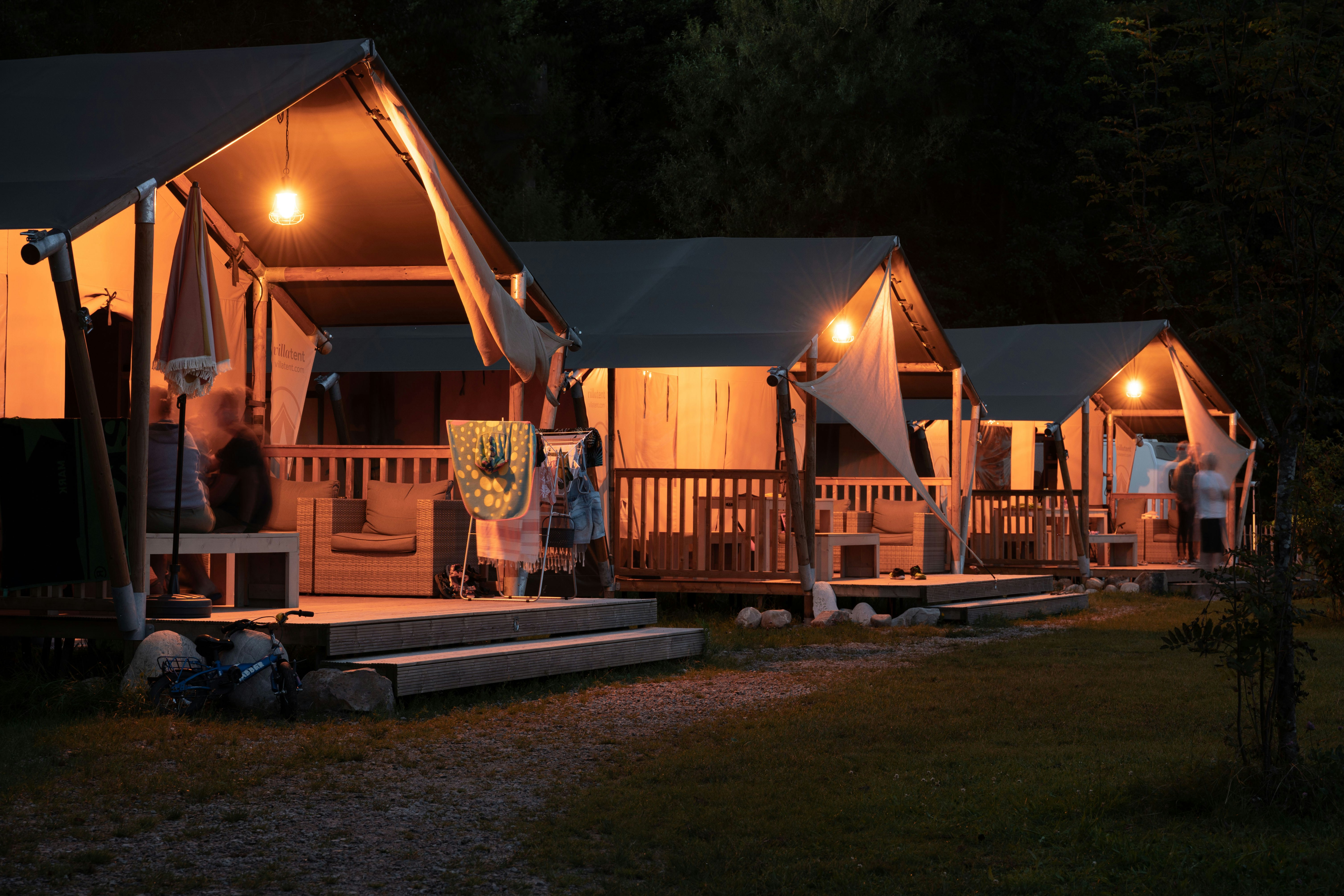 Sites et Paysages Au Clos de la Chaume - beleuchtete Safarizelte in der Nacht