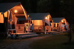 Sites et Paysages Au Clos de la Chaume - beleuchtete Safarizelte in der Nacht