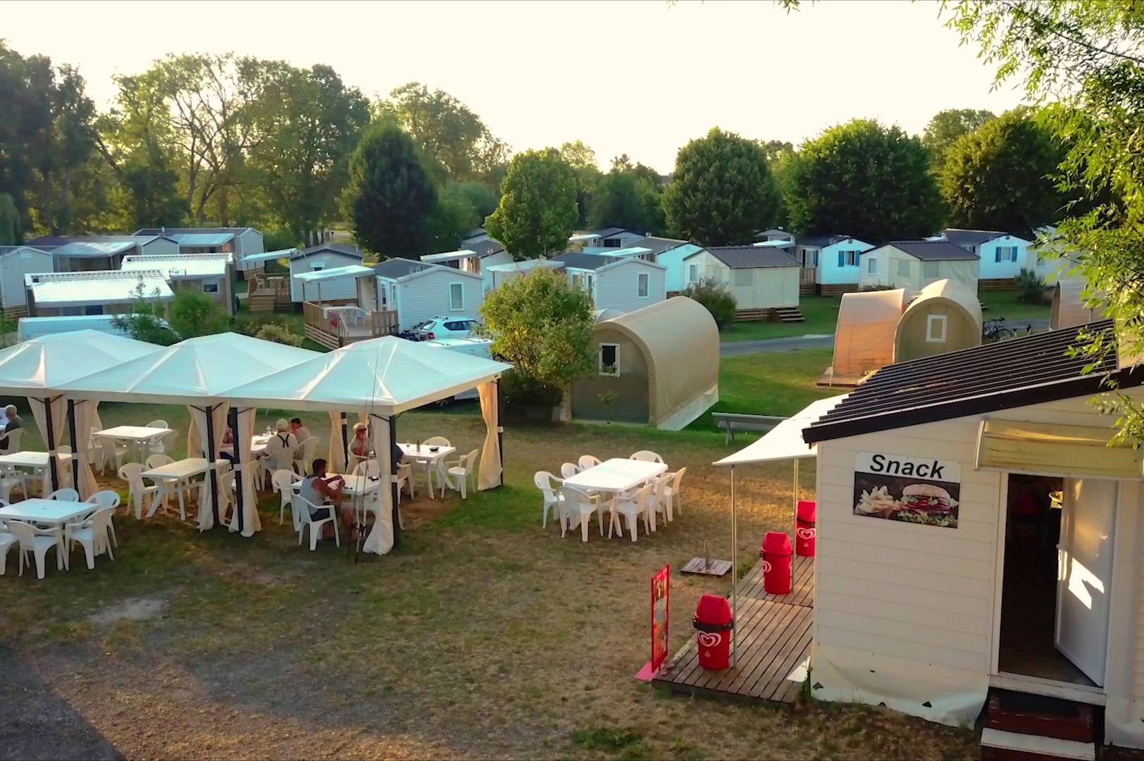 Camping Au coeur de Vendôme - Snackbar mit Terrasse auf dem Campingplatz
