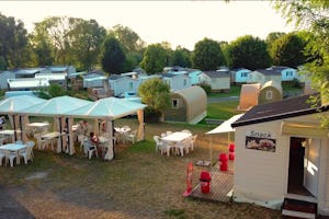 Camping Au coeur de Vendôme - Snackbar mit Terrasse auf dem Campingplatz