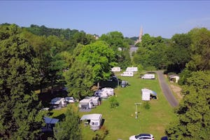 Camping Au coeur de Vendôme - Standplätze im Grünen auf dem Campingplatz