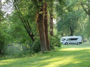 Camping Au coeur de Vendôme - Wohnmobil- und Wohnwagenstandplätze auf der Wiese