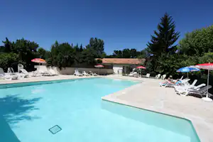 Camping Au fil de l'eau - Freibad mit Liegestühlen und Sonnenschirmen auf dem Campingplatz