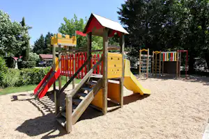 Camping Au fil de l'eau - Kinderspielplatz auf dem Campingplatz