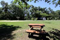 Camping Au fil de l'eau - Picknicktisch auf der Wiese mit Blick auf die Stellplätze