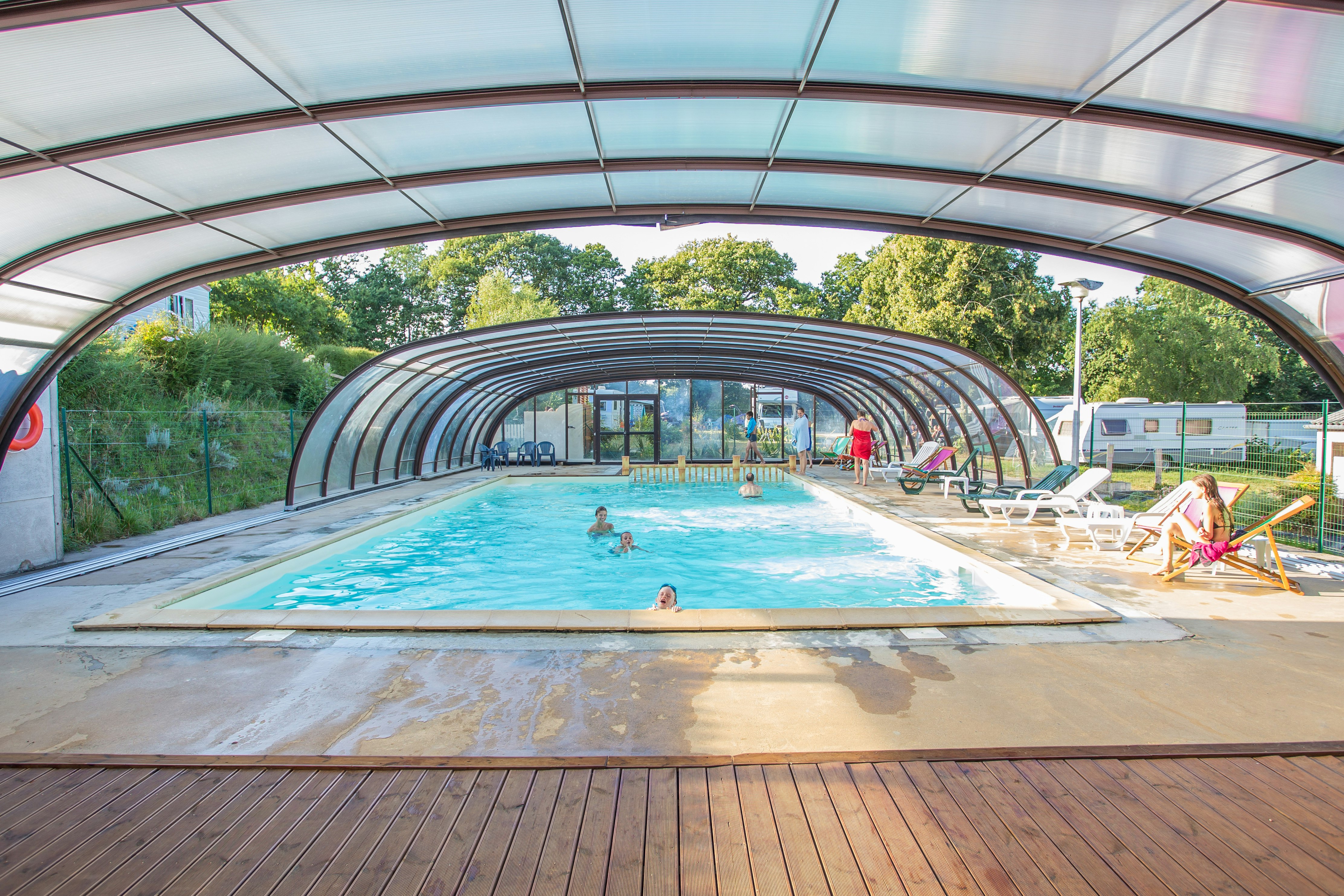 Camping Au Gré des Vents - Poolbereich, teilweise überdacht mit Sitzgelegenheiten