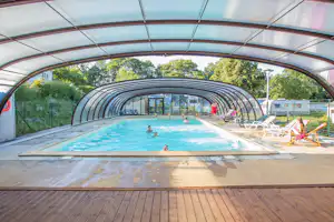 Camping Au Gré des Vents - Poolbereich, teilweise überdacht mit Sitzgelegenheiten