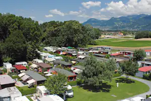 Camping Au Grand-Bois - Campingplatz aus der Vogelperspektive mit Blick auf die Berge