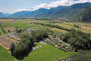 Camping Au Grand-Bois - Vogelperspektive auf den Campingplatz und die Berge im Hintergrund