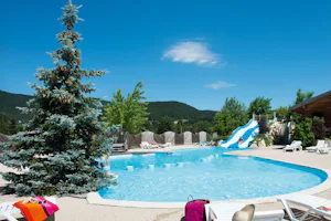 Camping Au Joyeux Reveil - Campingplatz mit Pool,Wasserrutsche und Liegestühlen