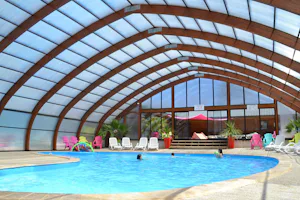 Camping Au Joyeux Reveil - Teleskopischer Schwimmbadüberdachung auf dem Campingplatz