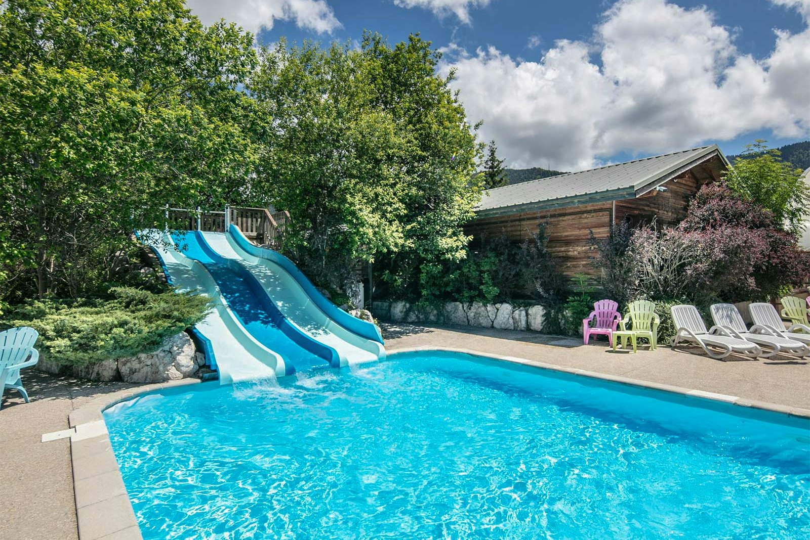 Yelloh! Village Les 4 Montagnes  - Rutschen im Freibad des Campingplatzes