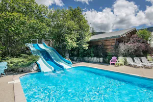 Yelloh! Village Les 4 Montagnes - Rutschen im Freibad des Campingplatzes