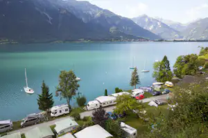 Camp au Lac - Campingplatzanlage mit Blick auf die Berge und auf den See