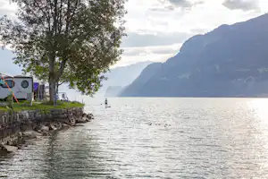 Camp au Lac - Der Brienzersee mit den Stellplätzen des Campingplatzes am Ufer