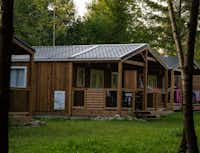 Camping Au Mica - Mobilheim mit überdachter Terrasse