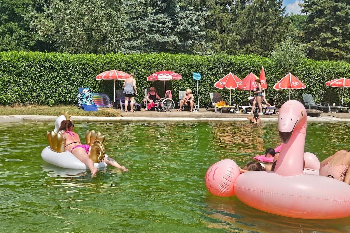 Camping Au pays de Hanau  - Pool im Freien mit Liegestühlen und Sonnenschirmen