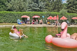Camping Au pays de Hanau - Pool im Freien mit Liegestühlen und Sonnenschirmen