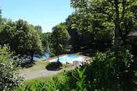 Camping Au Pont du Dognon  -  Pool vom Campingplatz mit Blick auf den Fluss