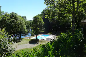 Camping Au Pont du Dognon - Pool vom Campingplatz mit Blick auf den Fluss