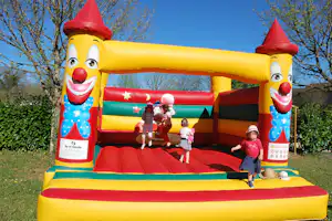 Camping Au Pont du Dognon - Kinder auf der Hüpfburg vom Campingplatz