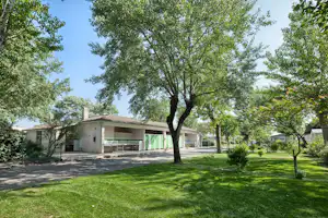 Camping Au Port-Punay - Sanitärgebäude vom Campingplatz im Grünen