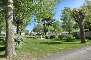 Camping Au Port-Punay - Stellplatz vom Campingplatz auf grüner Wiese