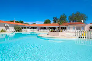 Camping Au Port-Punay - Campingplatz mit Pool und Liegestühlen