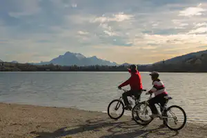 Camping Au Pré du Lac -Fahrrad Fahrer auf dem Stand