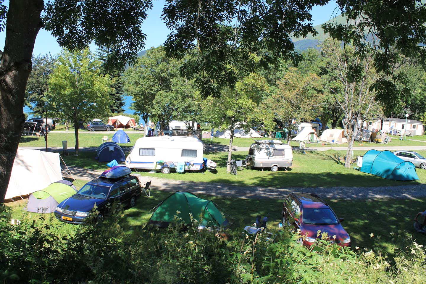 Camping Au Pré du Lac - Stellplätze  und Wohnwagenstellplätze am See Laffrey