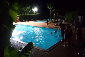 Camping Au P'tit Bonheur - Pool bei Nacht