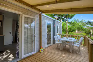 Camping Au P'tit Bonheur - Terrasse eines Mobilheims