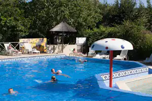 Camping Au Soleil d'Oc - Camper am Pool vom Campingplatz
