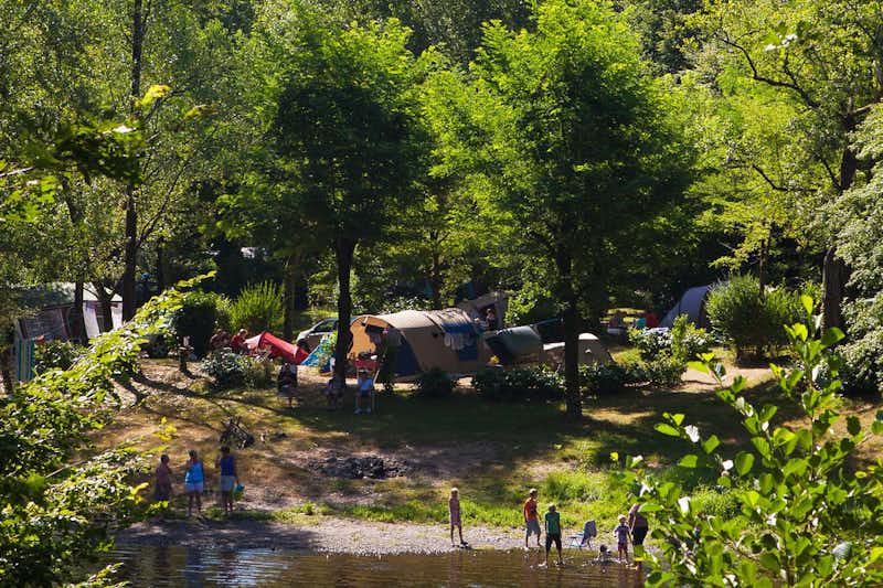 Camping Au Soleil d'Oc  -  Camper auf dem Wohnwagen- und Zeltstellplatz vom Campingplatz am Fluss Dore 