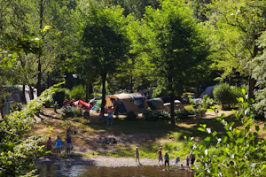 Camping Au Soleil d'Oc - Camper auf dem Wohnwagen- und Zeltstellplatz vom Campingplatz am Fluss Dore