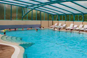 Camping Au Soleil d'Oc - überdachter Pool auf dem Campingplatz mit Liegestühlen