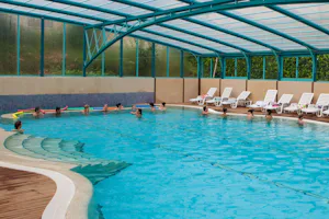 Camping Au Soleil d'Oc - überdachter Pool auf dem Campingplatz mit Liegestühlen