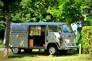 Camping Au Soleil d'Oc - Kleinbus im Schatten auf dem Campingplatz