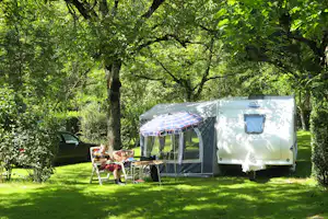 Camping Au Soleil d'Oc -vor dem Wohnmobil sitzen Camper im Schatten