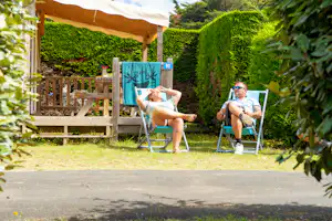 Camping Au Val de Loire en Ré CAMPING AU VAL DE LOIRE EN RÉ - Camper sitzen auf Liegestühlen vor einem Mobilheim